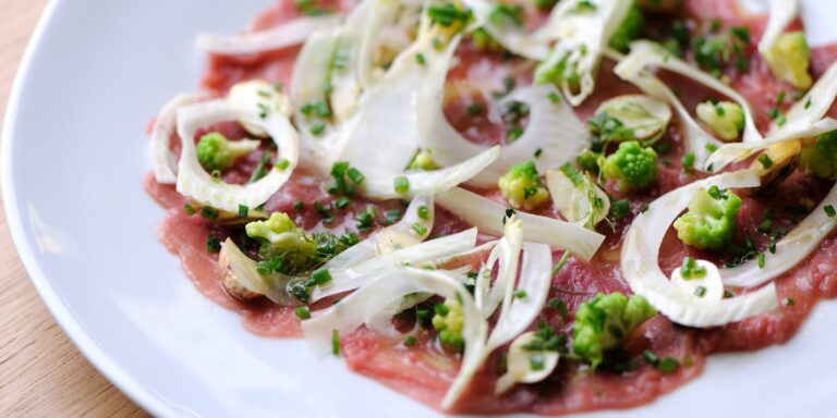 Carpaccio, romanesco, lillkapsa, fenkoli ja sarapuupähklitega_lihapood.ee