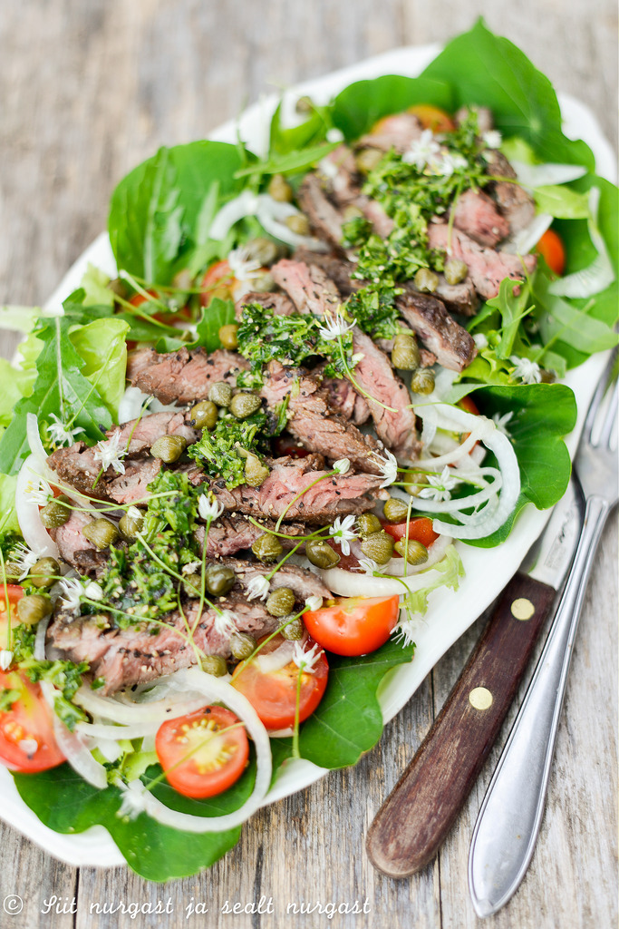 Salat grillitud rohumaaveise skirt steigi ja chimichurri kastmega_lihapood.ee